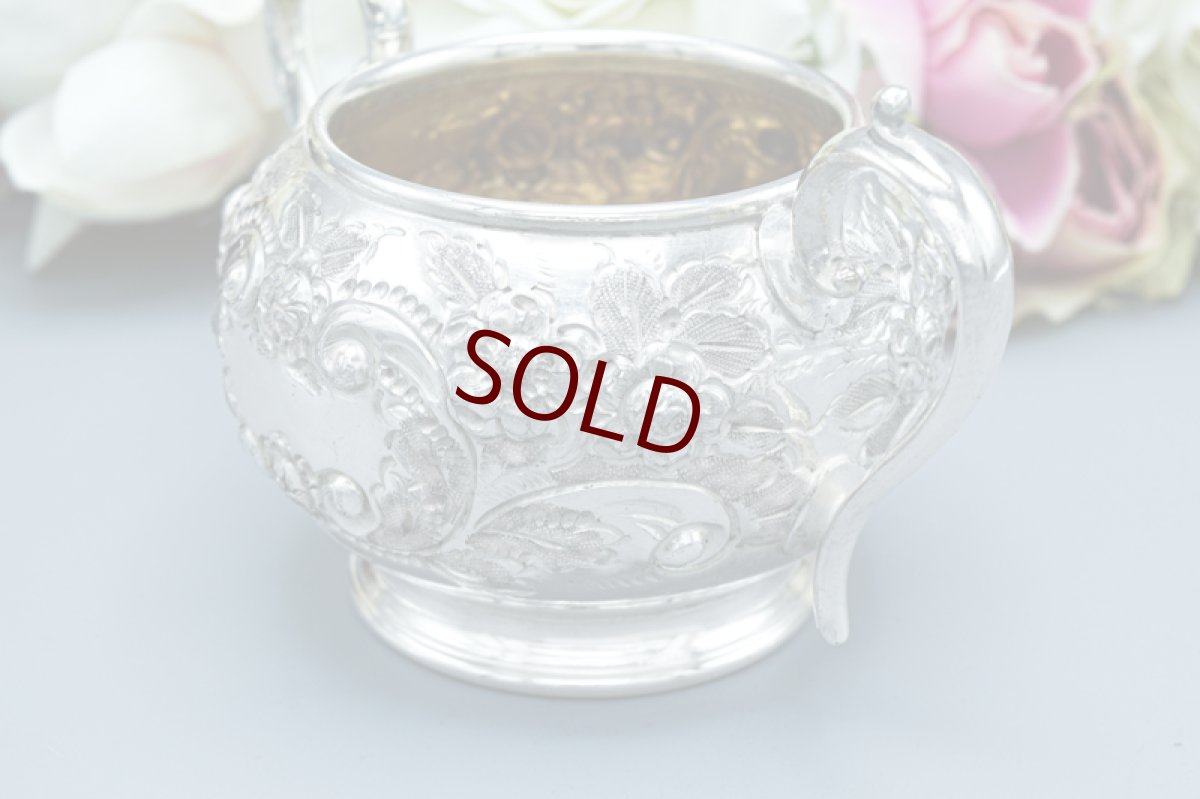 画像10: アンティークシルバー、アンティーク銀器、シルバープレート製 ロココ調　お花とスクロールの打ち出し彫刻　バチェラーサイズ　ティー3点セット (10)