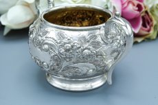 画像10: アンティークシルバー、アンティーク銀器、シルバープレート製 ロココ調　お花とスクロールの打ち出し彫刻　バチェラーサイズ　ティー3点セット (10)