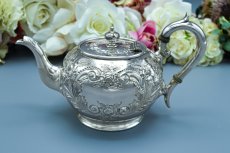 画像2: アンティークシルバー、アンティーク銀器、シルバープレート製 ロココ調　お花とスクロールの打ち出し彫刻　バチェラーサイズ　ティー3点セット (2)