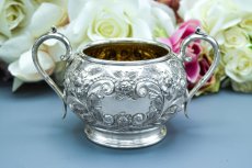 画像9: アンティークシルバー、アンティーク銀器、シルバープレート製 ロココ調　お花とスクロールの打ち出し彫刻　バチェラーサイズ　ティー3点セット (9)