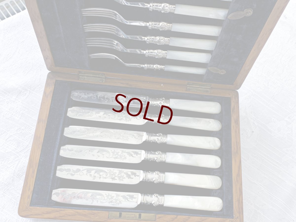 画像3: アンティークシルバー、アンティーク銀器、シルバープレート製 1906年製作 白蝶貝 お花,葉模様とスクロールの手彫り彫刻 デザートカトラリー6組セット (3)