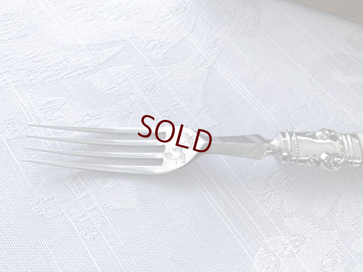 画像9: アンティークシルバー、アンティーク銀器、シルバープレート製 1906年製作 白蝶貝 お花,葉模様とスクロールの手彫り彫刻 デザートカトラリー6組セット (9)