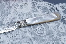 画像4: アンティークシルバー、アンティーク銀器　純銀製(925)　1909　美彫刻 白蝶貝ハンドル　ケーキナイフ (4)