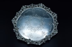 画像2: アンティークシルバー、アンティーク銀器、シルバープレート製 ヴィクトリアン　透かし細工ボーダー手彫り彫刻 36cm サルヴァ (2)