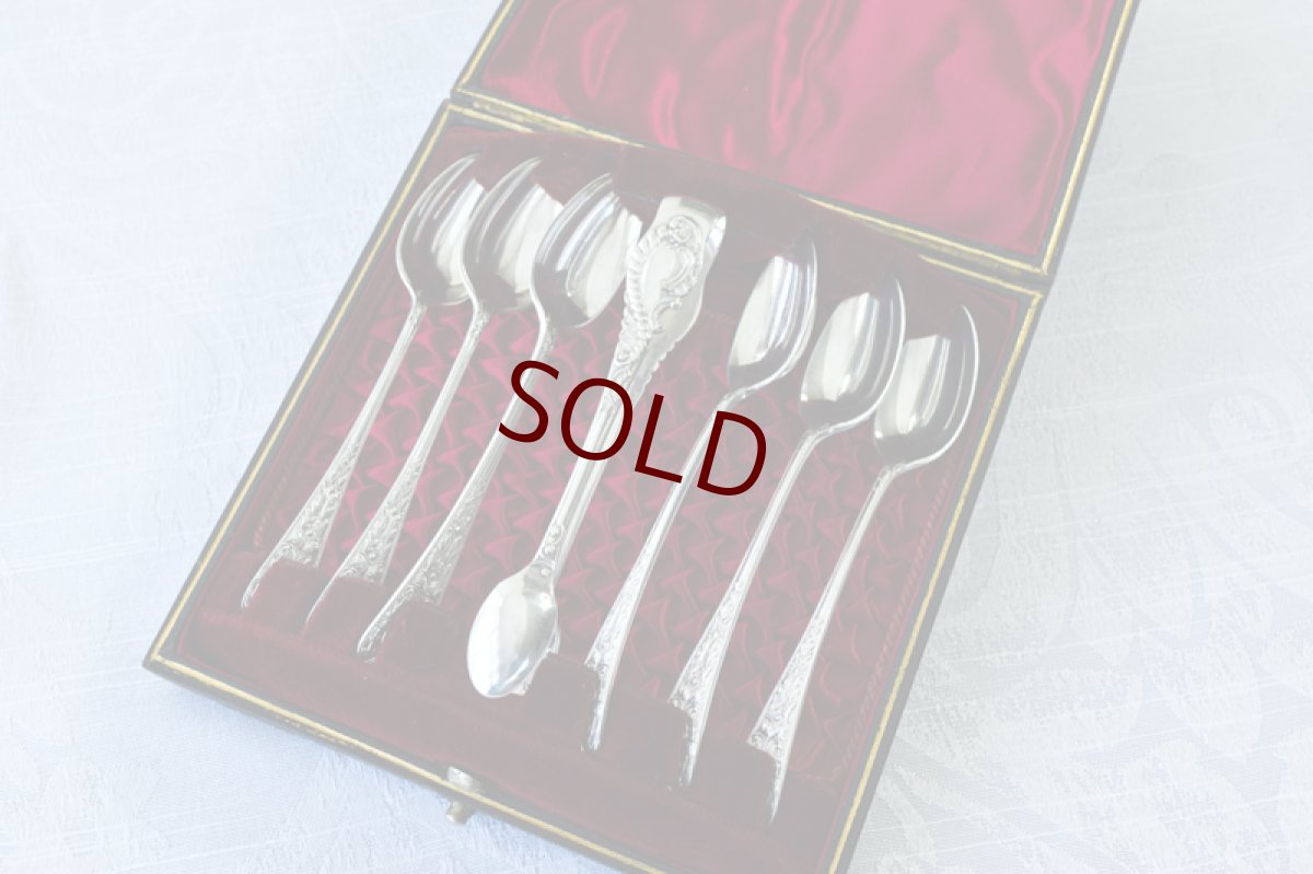 画像4: アンティークシルバー、アンティーク銀器、ヴィクトリア時代後期　シルバープレート製 ヴィクトリアンロココ調 ティースプーン＆トングセット (4)