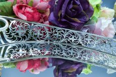 画像8: アンティークシルバー、アンティーク銀器、純銀製(925)  1899年  流れるようなスクロール装飾が見事なギャラリートレイ (8)