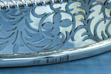 画像10: アンティークシルバー、アンティーク銀器、純銀製(925)  1899年  流れるようなスクロール装飾が見事なギャラリートレイ (10)