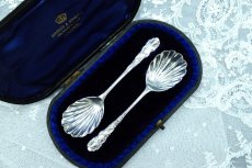 画像1: アンティークシルバー、アンティーク銀器  純銀製（925）1924年 ロココ調　貝のボウルジャムスプーン２本 セット  (1)