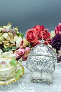 アンティークシルバー、アンティーク銀器、純銀製（925）　1899年　お花のハンドチェイシング　ティーキャディー