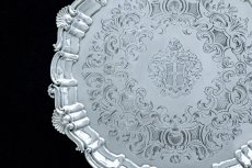 画像2: アンティークシルバー、アンティーク銀器 純銀製(925) 1854年 貝とスクロールのボーダー、手彫り彫刻 貴族の紋章入りサルヴァ 31cm (2)