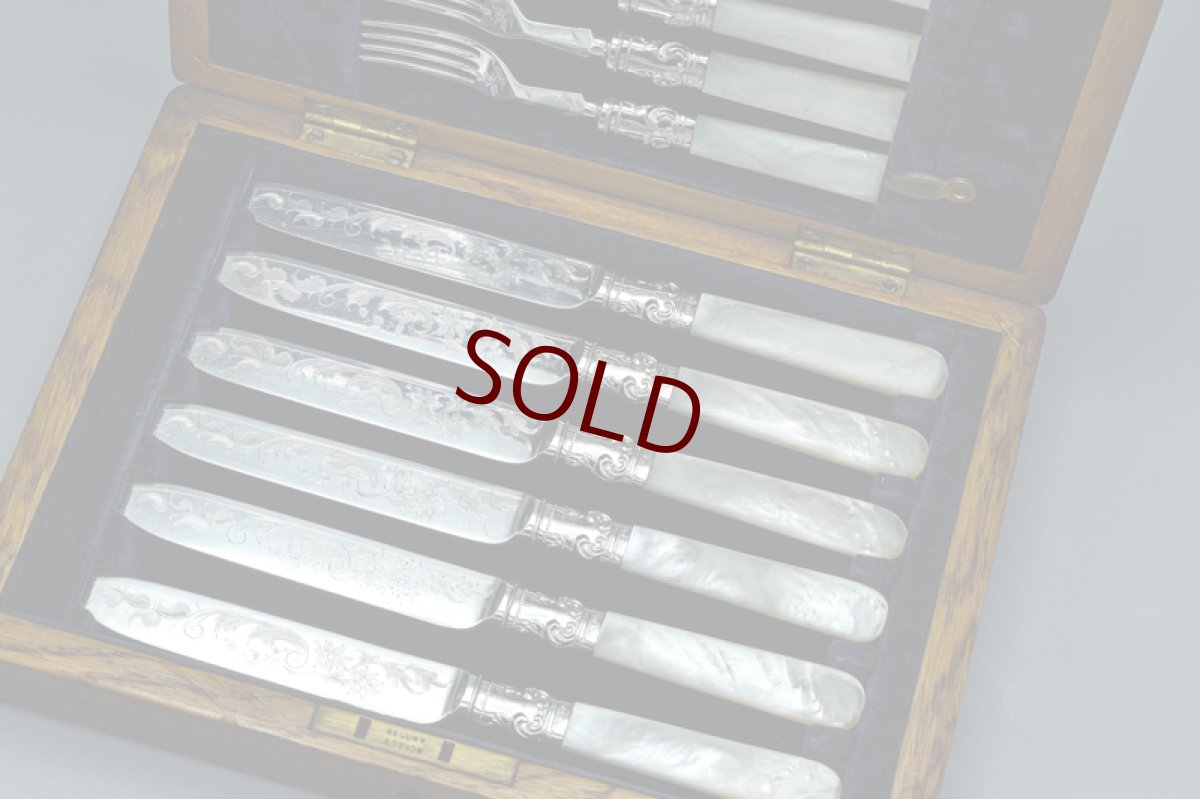 画像2: アンティークシルバー、アンティーク銀器、シルバープレート製 1906年製作 白蝶貝 お花,葉模様とスクロールの手彫り彫刻 デザートカトラリー6組セット (2)