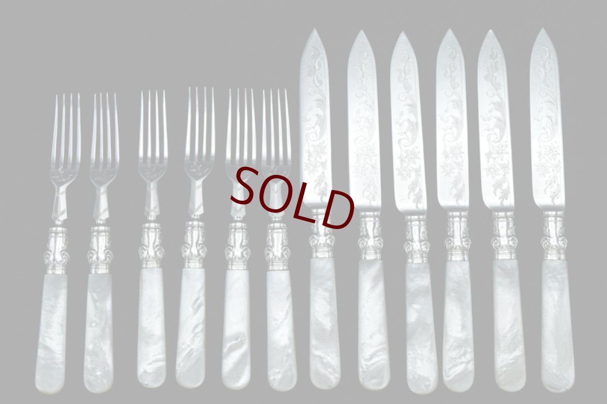 画像1: アンティークシルバー、アンティーク銀器、シルバープレート製 1906年製作 白蝶貝 お花,葉模様とスクロールの手彫り彫刻 デザートカトラリー6組セット (1)