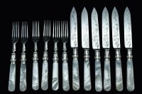 アンティークシルバー、アンティーク銀器、シルバープレート製 1906年製作 白蝶貝 お花,葉模様とスクロールの手彫り彫刻 デザートカトラリー6組セット
