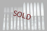 アンティークシルバー、アンティーク銀器、シルバープレート製 1906年製作 白蝶貝 お花,葉模様とスクロールの手彫り彫刻 デザートカトラリー6組セット