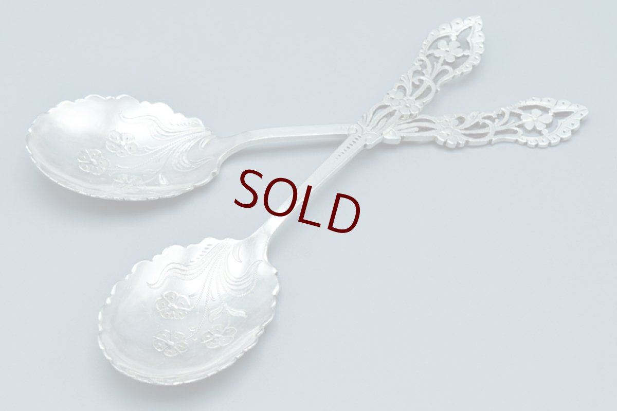 画像2: 新ウェブサイト特別価格！アンティークシルバー、アンティーク銀器  純銀製（925）1905年 スクロールとお花の透かし細工のハンドル フリルの縁取りお花の彫刻ボウル ジャムスプーン２本 セット  (2)