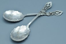 画像2: 新ウェブサイト特別価格！アンティークシルバー、アンティーク銀器  純銀製（925）1905年 スクロールとお花の透かし細工のハンドル フリルの縁取りお花の彫刻ボウル ジャムスプーン２本 セット  (2)