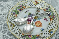 画像3: 新ウェブサイト特別価格！アンティークシルバー、アンティーク銀器  純銀製（925）1905年 スクロールとお花の透かし細工のハンドル フリルの縁取りお花の彫刻ボウル ジャムスプーン２本 セット  (3)