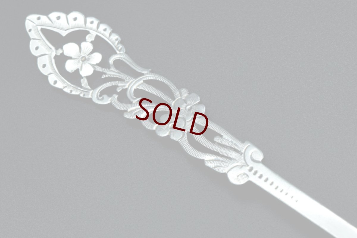 画像6: 新ウェブサイト特別価格！アンティークシルバー、アンティーク銀器  純銀製（925）1905年 スクロールとお花の透かし細工のハンドル フリルの縁取りお花の彫刻ボウル ジャムスプーン２本 セット  (6)