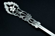 画像6: 新ウェブサイト特別価格！アンティークシルバー、アンティーク銀器  純銀製（925）1905年 スクロールとお花の透かし細工のハンドル フリルの縁取りお花の彫刻ボウル ジャムスプーン２本 セット  (6)