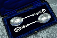 画像1: 新ウェブサイト特別価格！アンティークシルバー、アンティーク銀器  純銀製（925）1905年 スクロールとお花の透かし細工のハンドル フリルの縁取りお花の彫刻ボウル ジャムスプーン２本 セット  (1)