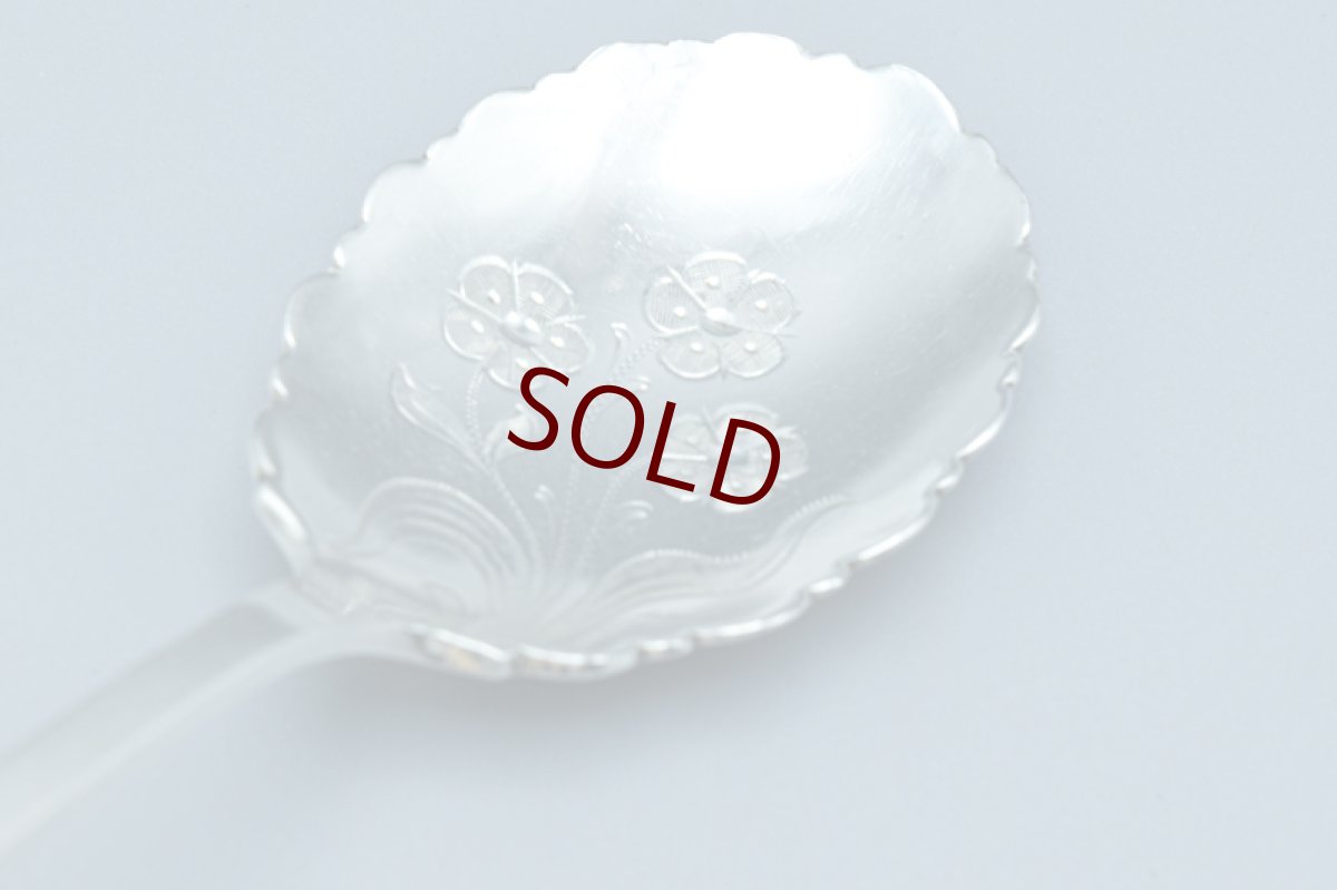 画像7: 新ウェブサイト特別価格！アンティークシルバー、アンティーク銀器  純銀製（925）1905年 スクロールとお花の透かし細工のハンドル フリルの縁取りお花の彫刻ボウル ジャムスプーン２本 セット  (7)