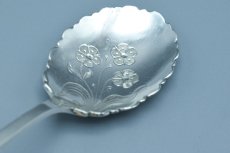 画像7: 新ウェブサイト特別価格！アンティークシルバー、アンティーク銀器  純銀製（925）1905年 スクロールとお花の透かし細工のハンドル フリルの縁取りお花の彫刻ボウル ジャムスプーン２本 セット  (7)