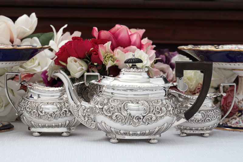 アンティークシルバー 純銀製(925 )1904年 ロココ調スクロールとお花の打ち出し バチェラーサイズ ティーセット