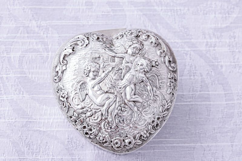 画像1: アンティークシルバー、アンティーク銀器、純銀製（925）マッピン＆ウェッブ　エンジェルの手彫り彫刻　ハート形　ジュエリーケース