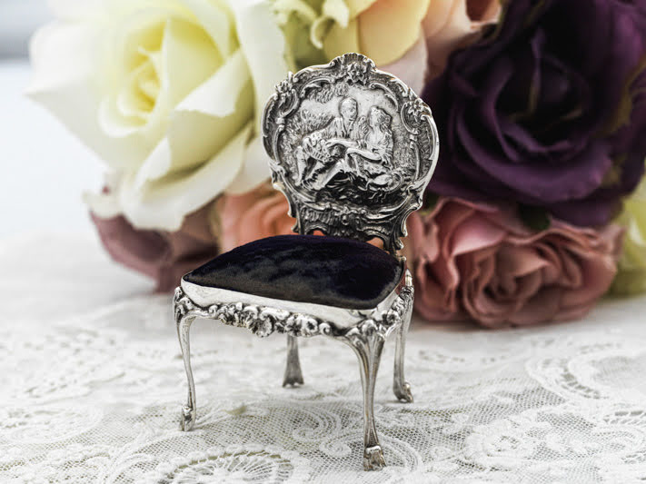 画像1: アンティークシルバー、アンティーク銀器、純銀製(925) 1902年　椅子の形をした可愛らしいピンクッション