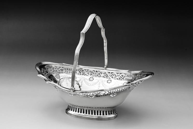 画像1: アンティークシルバー、アンティーク銀器、純銀製（925）1902年　流れるようなスクロールの透かし細工　小さめ　ブレッドバスケット
