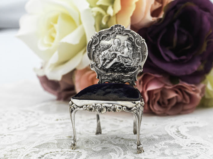 画像2: アンティークシルバー、アンティーク銀器、純銀製(925) 1902年　椅子の形をした可愛らしいピンクッション