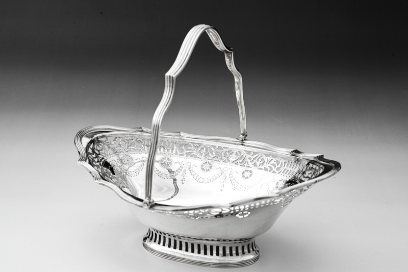 画像3: アンティークシルバー、アンティーク銀器、純銀製（925）1902年　流れるようなスクロールの透かし細工　小さめ　ブレッドバスケット