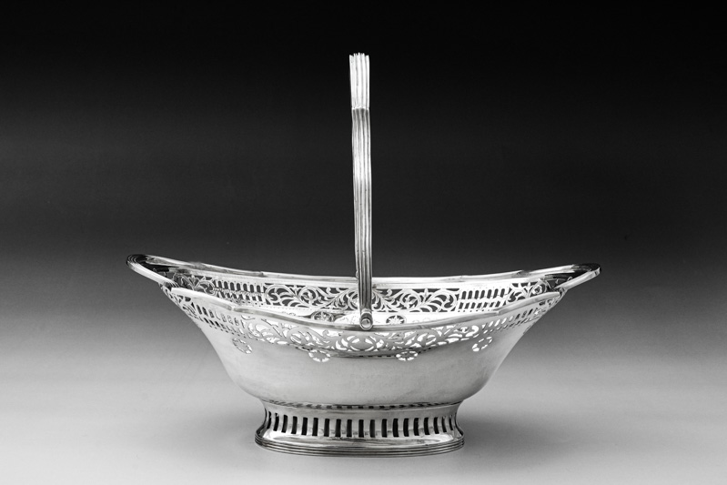 画像5: アンティークシルバー、アンティーク銀器、純銀製（925）1902年　流れるようなスクロールの透かし細工　小さめ　ブレッドバスケット
