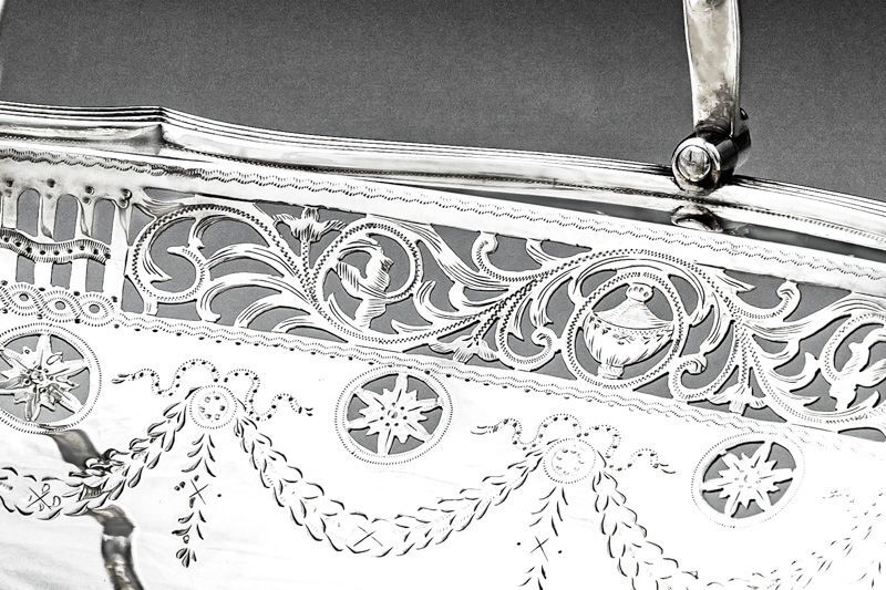 画像4: アンティークシルバー、アンティーク銀器、純銀製（925）1902年　流れるようなスクロールの透かし細工　小さめ　ブレッドバスケット