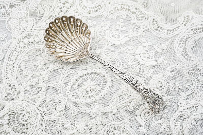画像2: アンティークシルバー、アンティーク銀器、純銀製(925) 1895年 エンジェルの装飾 シュガーシフタースプーン