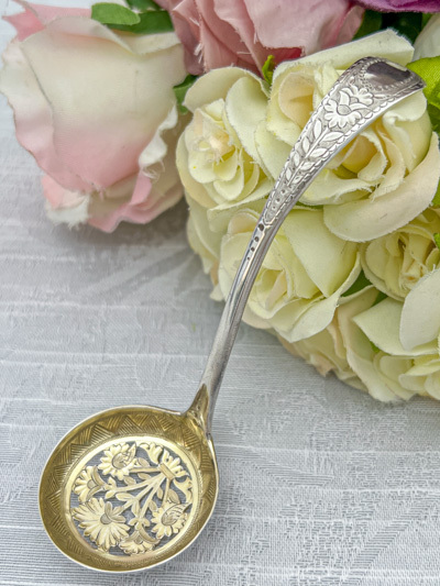 画像1: アンティークシルバー、アンティーク銀器、純銀製(925) 1868年 金鍍金　花模様の透かし細工　シュガーシフタースプーン