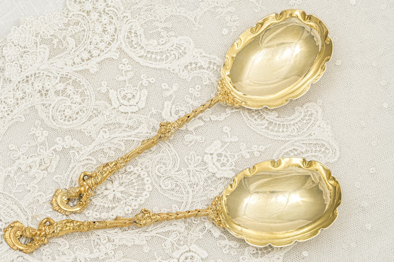 画像1: アンティークシルバー、アンティーク銀器、純銀製(925)  1902年 総金鍍金　ヴィーナスの装飾　ペア デザートサービングスプーンセット
