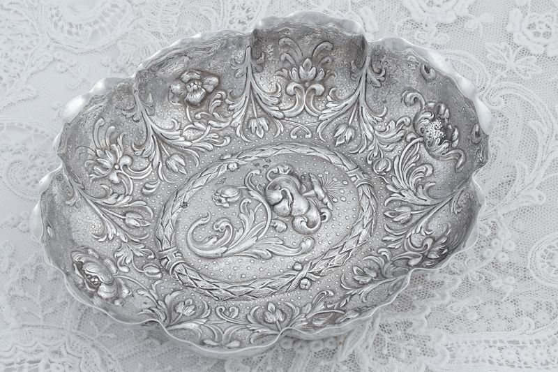 画像1: アンティークシルバー、アンティーク銀器、純銀製(925) 1890年 アールヌーボー 優雅な花の打ち出し彫刻 ボンボンディッシュ