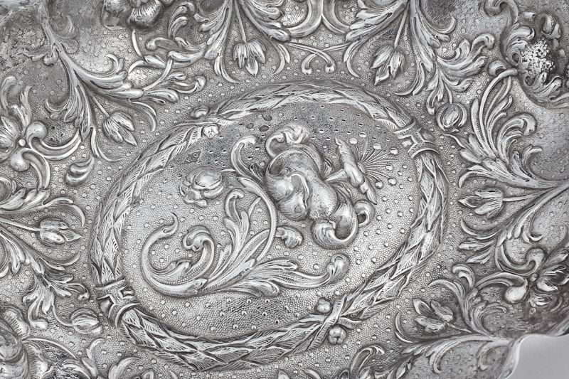 画像2: アンティークシルバー、アンティーク銀器、純銀製(925) 1890年 アールヌーボー 優雅な花の打ち出し彫刻 ボンボンディッシュ