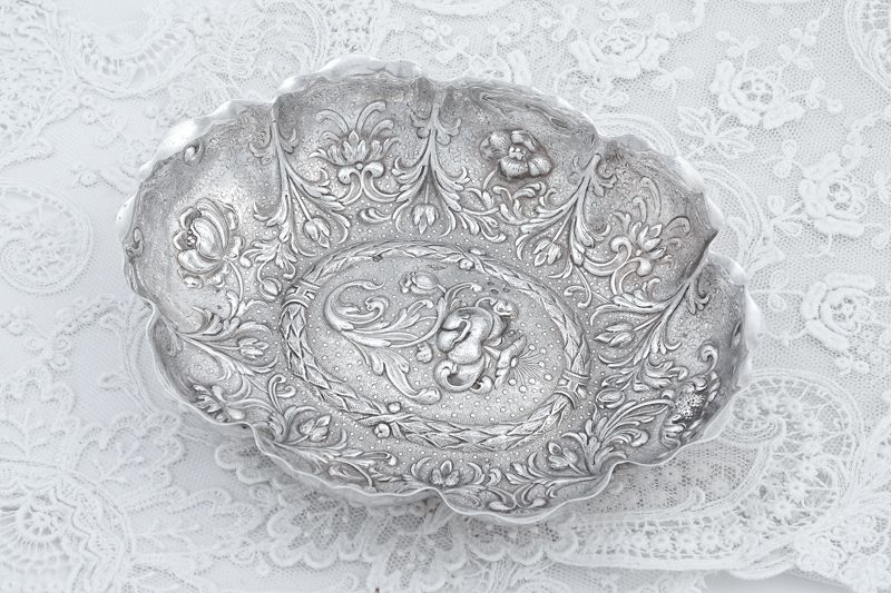 画像3: アンティークシルバー、アンティーク銀器、純銀製(925) 1890年 アールヌーボー 優雅な花の打ち出し彫刻 ボンボンディッシュ
