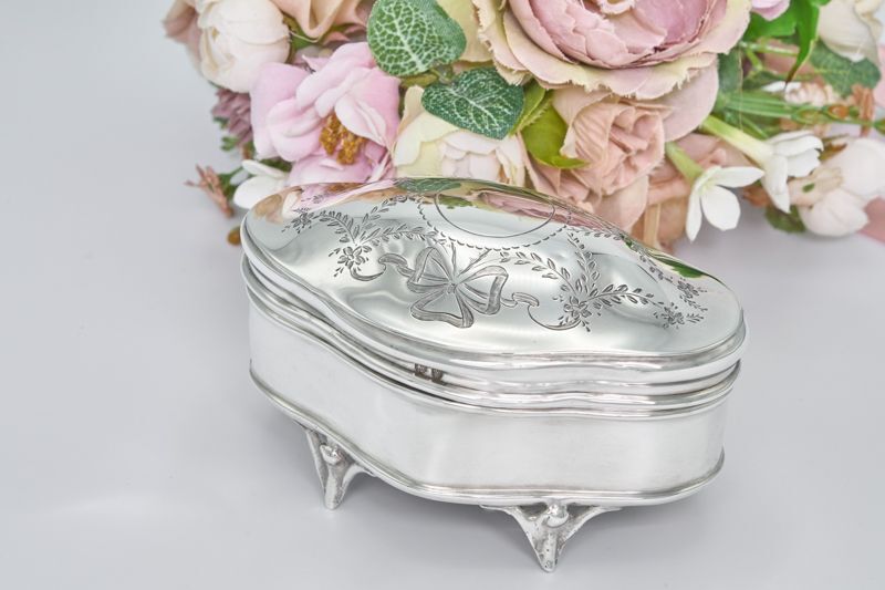 画像1: アンティークシルバー、アンティーク銀器、純銀製(925)  1923年　リボンとお花のガーランド　ジュエリーボックス