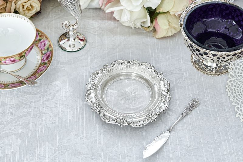 画像1: アンティークシルバー、アンティーク銀器 純銀製（925) スクロールとお花の縁飾り グラス入りバターディッシュ 