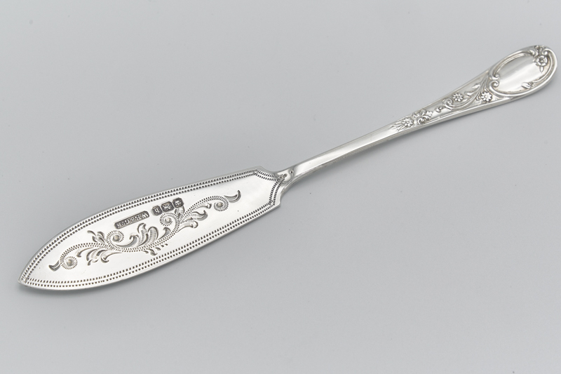 画像1: アンティークシルバー、アンティーク銀器、純銀製(925) 1894年 手彫り スクロール、小花のモチーフ バターナイフ
