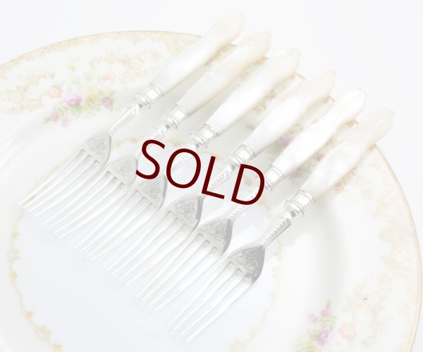 画像9: 純銀製（９２５）　１８８５年　マッピン＆ウェッブ　Mappin & Webb 手彫り　白蝶貝ハンドル　デザートカトラリー６組セット共箱付き