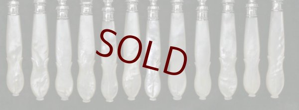 画像4: 純銀製（９２５）　１８８５年　マッピン＆ウェッブ　Mappin & Webb 手彫り　白蝶貝ハンドル　デザートカトラリー６組セット共箱付き