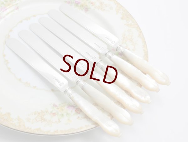 画像8: 純銀製（９２５）　１８８５年　マッピン＆ウェッブ　Mappin & Webb 手彫り　白蝶貝ハンドル　デザートカトラリー６組セット共箱付き