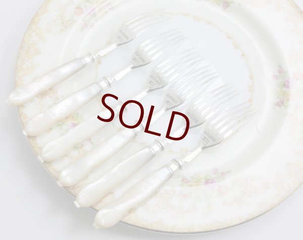 画像11: 純銀製（９２５）　１８８５年　マッピン＆ウェッブ　Mappin & Webb 手彫り　白蝶貝ハンドル　デザートカトラリー６組セット共箱付き