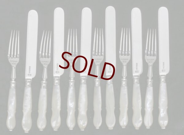 画像5: 純銀製（９２５）　１８８５年　マッピン＆ウェッブ　Mappin & Webb 手彫り　白蝶貝ハンドル　デザートカトラリー６組セット共箱付き