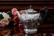 画像4: シルバープレート製　ヴィクトリア時代後期　お花の　ハンドチェイシング　ティーコーヒー4点セット