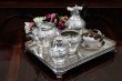 画像1: シルバープレート製　ヴィクトリア時代後期　お花の　ハンドチェイシング　ティーコーヒー4点セット